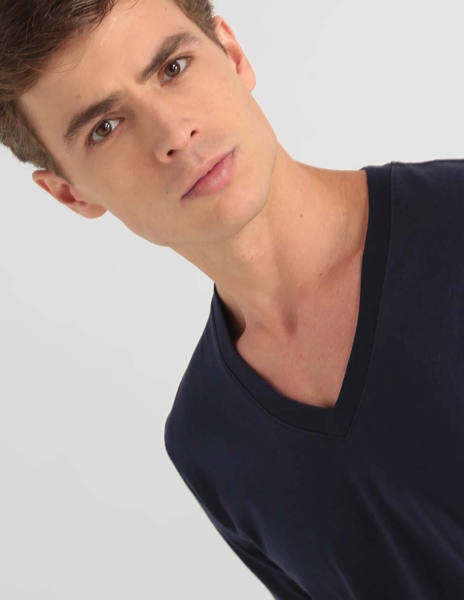 Set camiseta cuello V para hombre 4